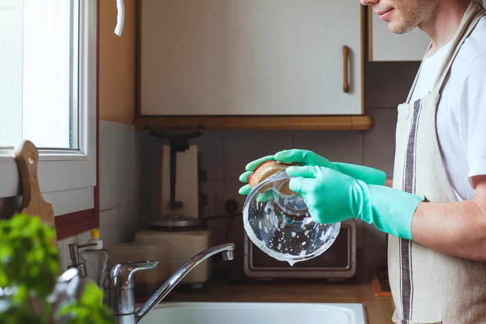 Nước rửa chén bát khi tiếp xúc với da tay có thể tẩy rửa các chất béo quý giá trên da rồi phá hủy hàng rào bảo vệ da.