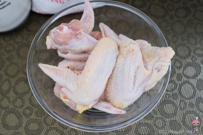 Nguyên liệu cần để làm món cánh gà chiên giòn gồm: 6 cánh gà, 2 muỗng cà phê muối.