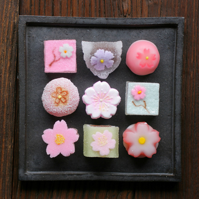Trước đây, người dân xứ hoa anh đào xem bánh Wagashi là món ăn tế thần, dần dần nó trở nên phổ biến, được xem là đỉnh cao nghệ thuật ẩm thực ở Nhật.