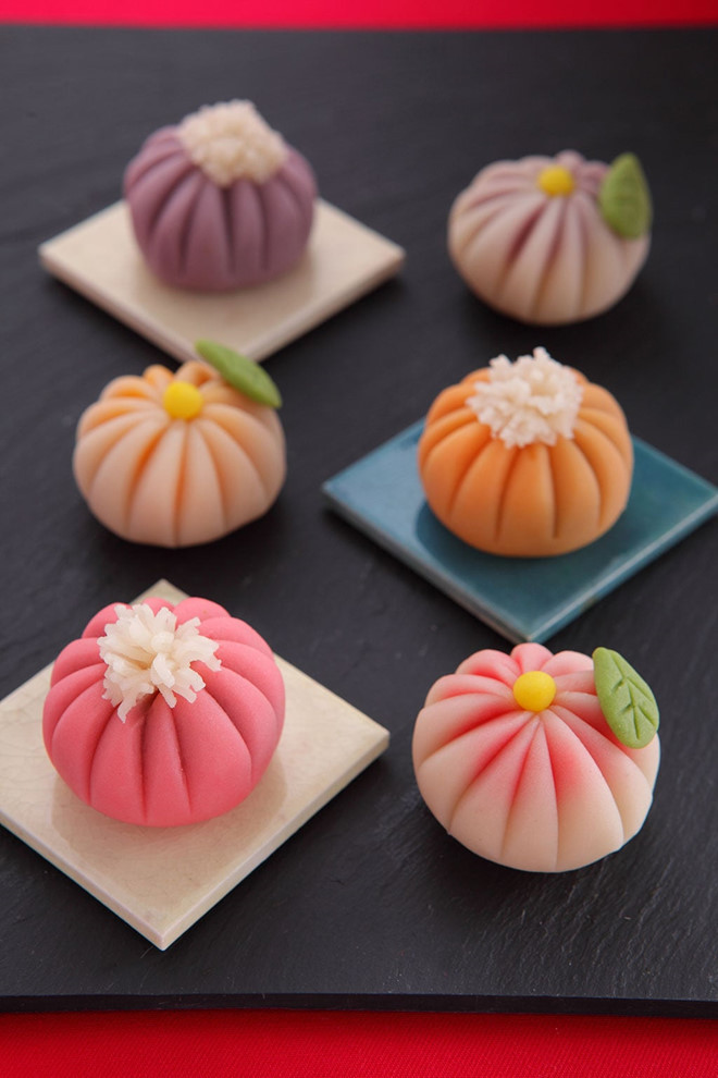 Wagashi đã trở thành một nét văn hóa hấp dẫn của Nhật Bản. Du khách thưởng thức bánh không chỉ thích thú với hương vị ngon miệng mà còn cảm phục bàn tay tài hoa, khéo léo của những người nghệ nhân làm bánh. Ảnh: Internet.