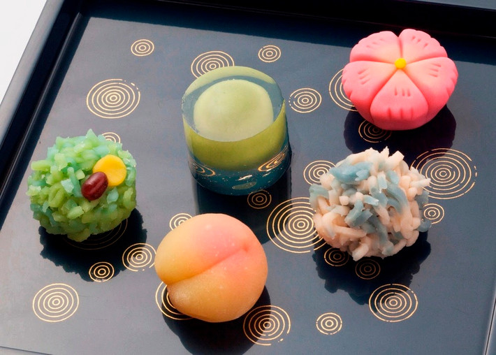 Nhật Bản cũng có các lớp học dành riêng cho môn học nghệ thuật làm bánh wagashi. Các sinh viên sẽ được học về lịch sử, thành phần và cách thức tạo ra một chiếc bánh ngon miệng và đẹp mắt.