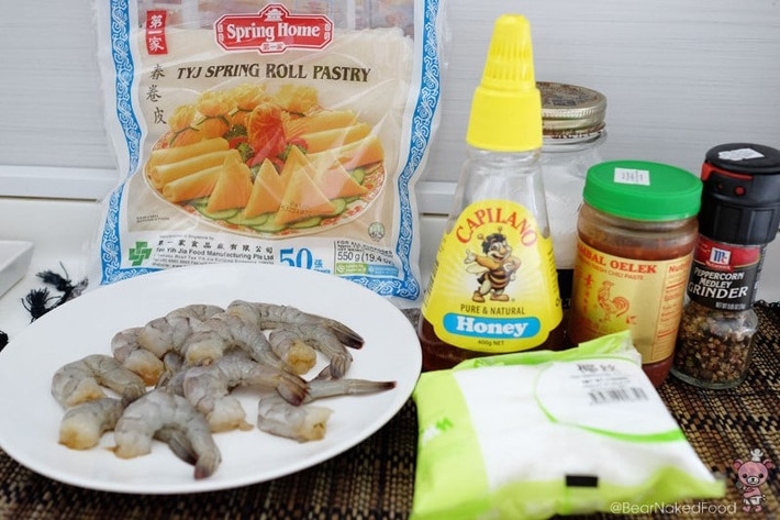 Nguyên liệu làm món chả giò cuộn tôm gồm có 12 con tôm to bóc vỏ, chỉ giữ lại phần đuôi cho đẹp, bỏ chỉ tôm. Gia vị gồm muối, tiêu đen, tương ớt, mật ong, dừa nạo, 6 miếng chả giò, dầu chiên và mayonnaise.