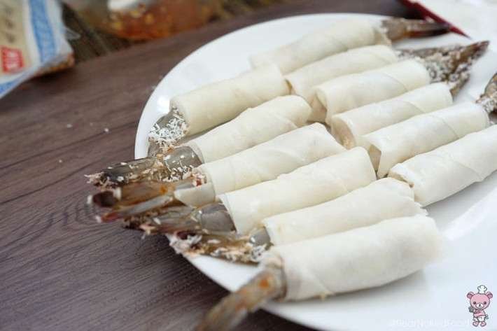 Bắc nồi chiên lên bếp, đổ dầu và đun nóng cho đến khi sôi 150°C. Thử nhúng một chiếc đũa gỗ vào dầu và nếu nó sủi bọt quanh đầu đũa là dầu sôi đạt yêu cầu.