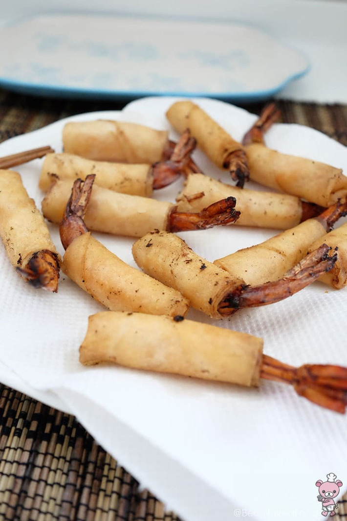 Bạn nên chiên từng ít một. Tùy thuộc vào kích thước của nồi chiên, bạn có thể chia tôm ra thành nhiều đợt chiên. Khi tôm vàng đạt yêu cầu, bạn vớt chúng ra khăn giấy thấm bớt dầu và có thể thưởng thức ngay với mayonnaise.