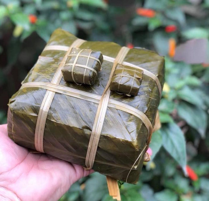 Bánh chưng là món ăn quen thuộc trong ngày Tết ở Việt Nam. Nguyên liệu làm bánh chưng gồm gạo nếp, đậu xanh, thịt lợn và lá dong. Cứ đến Tết Nguyên đán hay các dịp đám cưới, thờ cúng, lễ hội... dân gian cùng nhau làm bánh chưng, bánh tét như một phong tục truyền thống của người Việt. Ảnh: @vuonhai.