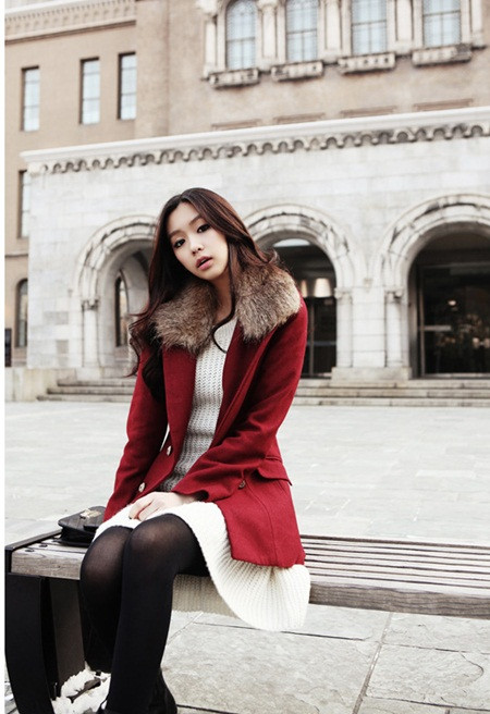 Nếu thấy vẫn không đủ ấm thì bạn có thể phối váy liền với áo khoác dáng dài, dáng ngắn. Cách phối đồ du xuân này trông vừa sang chảnh lại vừa ấm áp.