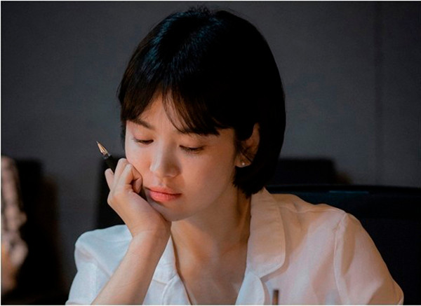 Với kiểu tóc ngắn trẻ trung, nhan sắc của Song Hye Kyo dường như chẳng thay đổi chút nào so với 10 năm trước.