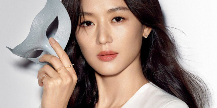 Để sở hữu thân hình cân đối dù đã trải qua hai lần sinh con, bí quyết của Jeon Ji Hyun chính là tập luyện thật nhiều và ăn uống điều độ.