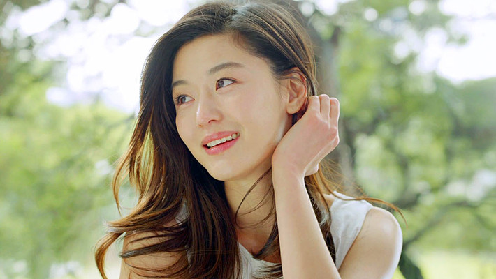 Bí quyết chăm sóc da quan trọng nhất của Jeon Ji Hyun chính là nghiêm túc trong việc rửa mặt để làn da luôn sạch sẽ, từ đó hấp thu sản phẩm dưỡng da tốt hơn.