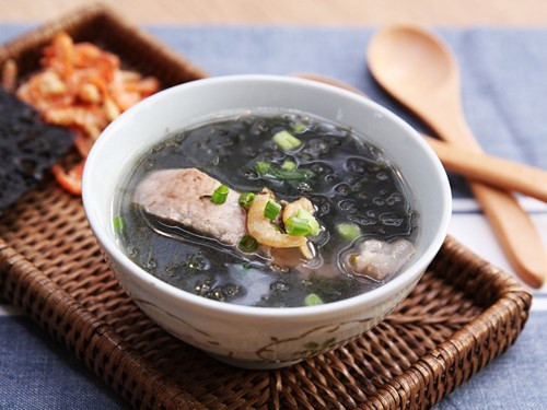 Canh rong biển cũng là lựa chọn tuyệt vời để giải rượu, giải độc cơ thể sau những bữa ăn nhậu triền miên ngày Tết.