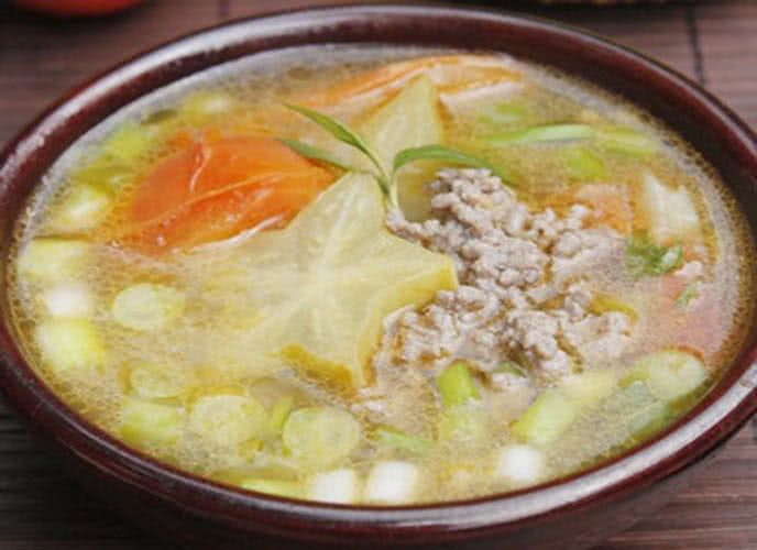 Ngoài ra, bạn có thể nấu món canh thịt băm với khế chua để giải rượu cũng cực tốt. Chỉ cần ít thịt băm, 1 quả khế và 1 quả cà chua cùng chút hành lá, rau răm, hành khô là bạn đã có bát canh giã rượu bổ dưỡng. Nguồn ảnh: Internet.