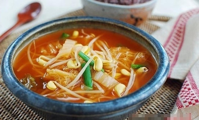 Canh giá đỗ: Canh giá đỗ tươi được biết đến với nhiều công dụng thanh lọc cơ thể, giải độc tốt cho sức khỏe.