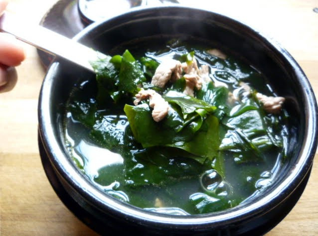 Canh rong biển nấu thịt nạc ngon và đặc biệt an toàn cho sức khỏe.