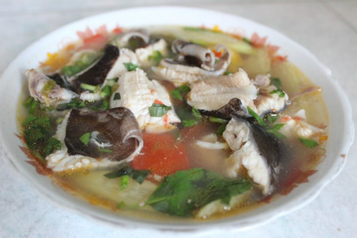 Canh cá nấu chua cũng là món canh giải rượu và bổ sung dinh dưỡng tuyệt vời cho bạn ngày Tết.