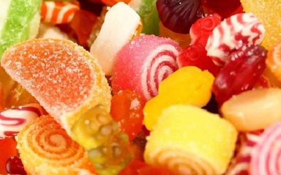 Thực phẩm chứa chất tạo ngọt nhân tạo: Chất sorbitol làm ngọt nhân tạo có nhiều khả năng gây khó tiêu. Sorbitol đóng một vai trò lớn trong việc làm cho các món ăn chế biến sẵn trở nên ngọt ngào hơn, chẳng hạn như kẹo cao su và thực phẩm chức năng cho những người giảm cân. Khi sorbitol đến ruột già, nó thường gây ra các chứng đầy hơi và tiêu chảy.