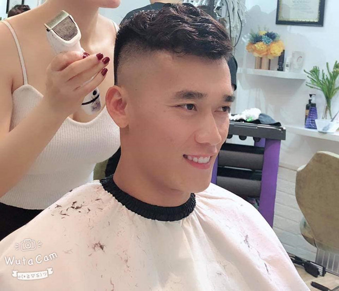 Thủ môn Bùi Tiến Dũng cũng tạm biệt mái tóc "súp lơ", thay vào đó là tạo kiểu gọn gàng hơn.