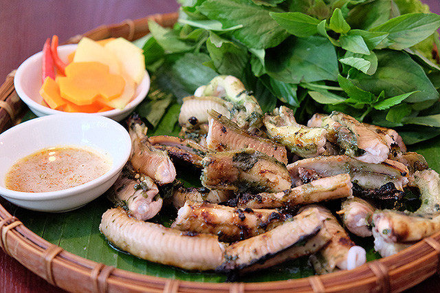 Hình dạng cá ninja trông dị hợm khác thường nhưng hương vị thì vô cùng ngon ngọt. Cá sống ở tầng đáy và được đánh bắt bằng cách câu hoặc dã cào. Hương vị đặc trưng và hiếm có nên hiện giá mỗi kg cá ninja có thể lên đến hơn 400.000 đồng, chính vì thế rất khó tìm cá ở các chợ mà chỉ có ở các nhà hàng chuyên hải sản độc lạ. Ảnh: Amthuc365.