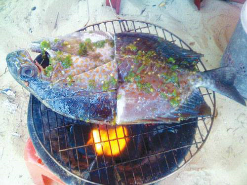 Cá tà ma phải ăn theo mùa. Để hợp khẩu vị, mùa đông thì dùng món nướng; còn mùa hè nắng nóng thì nấu canh hẹ, canh chua hoặc nấu lẩu, cháo. Thịt cá trắng phau, không tanh, đặc biệt phần lườn được xem là chỗ ngon nhất bởi nó có vị béo rất riêng. Ảnh: Lienviettravel.