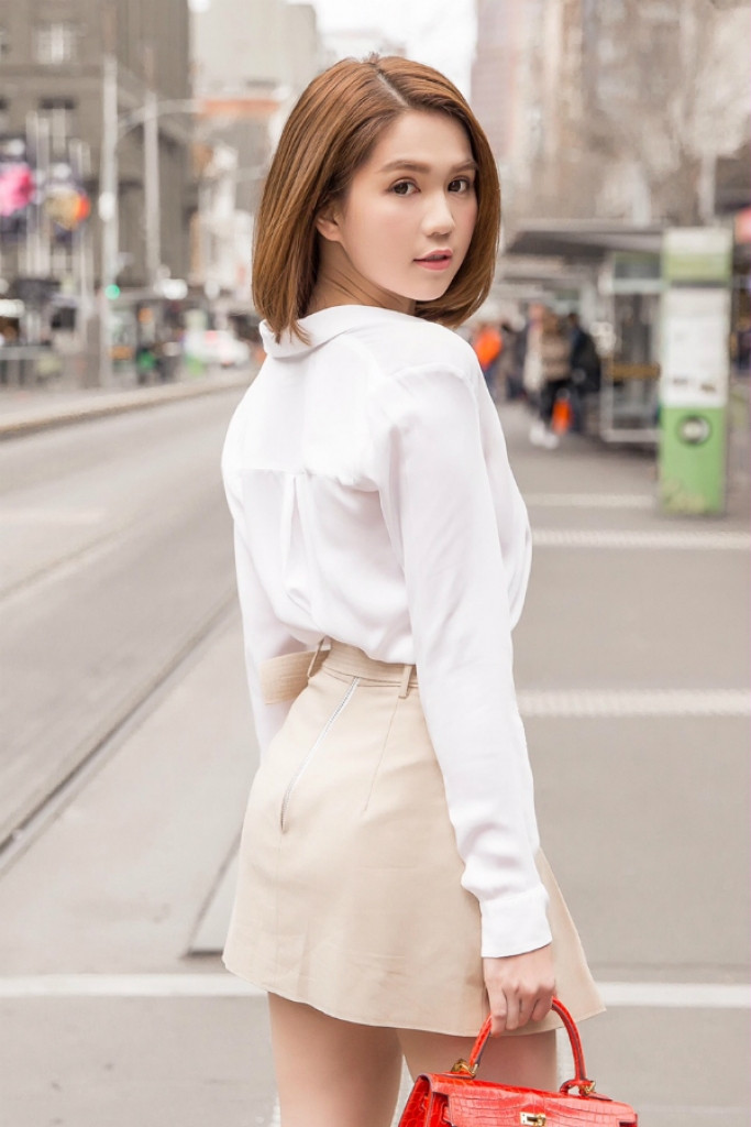 Người mẫu Ngọc Trinh trở nên trẻ trung, xinh đẹp hơn nhiều với kiểu tóc ngắn, uốn cụp phần đuôi.