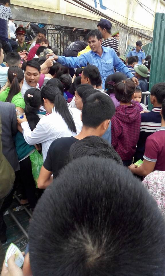 Bên ngoài khu vực cổng dẫn vào sân, khách phải chen chúc nhau để mua vé vào sân.
