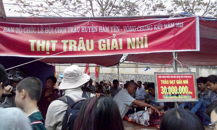 Đông đảo người dân chen lấn mua thịt trâu, bởi theo quan niệm thịt trâu chọi mang lại nhiều may mắn đầu năm.