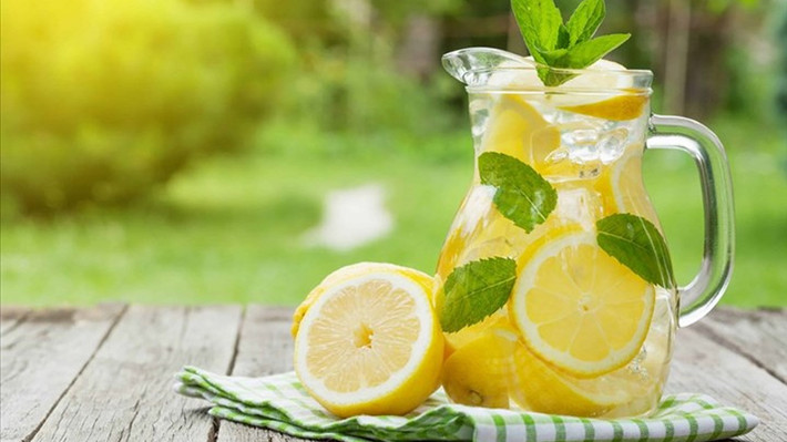 Uống nước chanh muối: Tương tự như nước chanh pha loãng thì nước chanh pha muối cũng giúp bạn có làn da hồng hào, mịn màng hơn. Cách pha thì bạn sử dụng nửa quả chanh pha cùng khoảng 250ml nước ấm, thêm chút muối theo khẩu vị là hoàn thành. Cách này còn giúp bạn tăng cường hệ tiêu hóa, đặc biệt giảm mỡ bụng hiệu quả.
