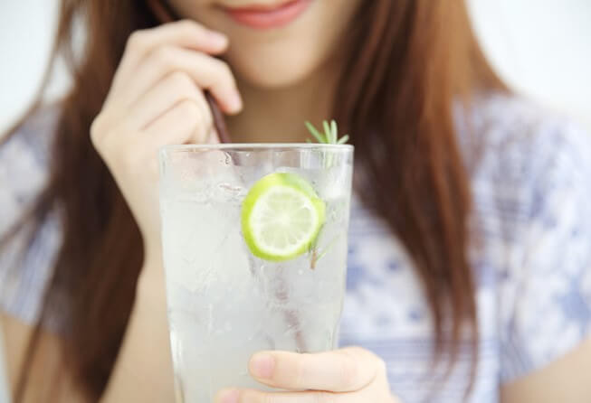 Vậy uống nước chanh thế nào cho đúng? Pha loãng nước chanh là cách uống thông dụng và phổ biến nhất, pha 500ml nước lọc với nửa quả chanh là được. Nên sử dụng nước ấm để cơ thể dễ hấp thu dưỡng chất hơn. Uống nước chanh pha loãng hàng ngày giúp da bạn hồng hào, tươi sáng hơn.