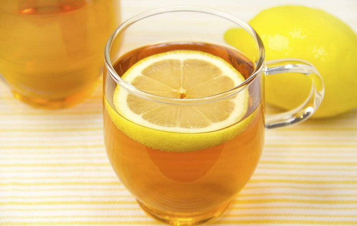 Uống nước chanh mật ong giúp thanh lọc cơ thể, tốt cho hệ tiêu hóa, làm đẹp da, giảm cân...Cách pha chanh mật ong: Sử dụng nửa quả chanh, 2 thìa mật ong, khuấy đều với nước ấm cho mật ong và nước chanh tan vào nhau. Nên uống vào buổi sáng sau khi ngủ dậy để có hiệu quả tốt nhất. Ảnh: IT.