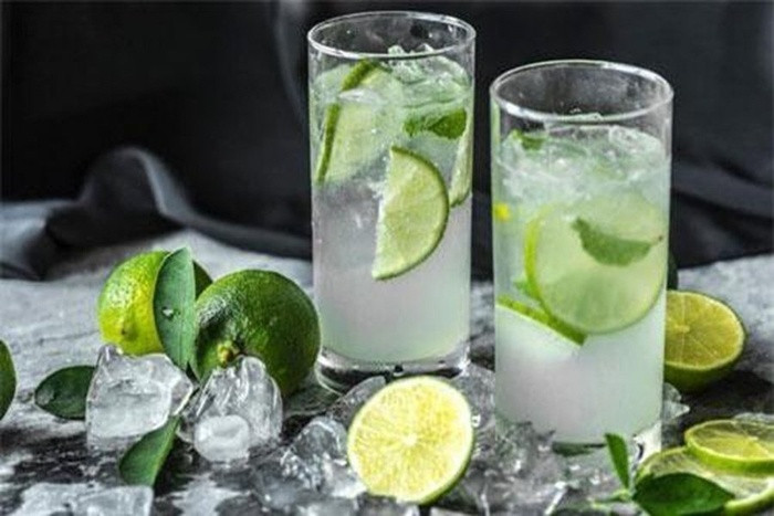 Uống nước chanh để giải rượu: Một trong những sai lầm khi uống nước chanh cực kỳ nguy hiểm là dùng nước chanh để giải rượu. Nước chanh có thể gây viêm loét, thậm chí bào mòn niêm mạc dạ dày dẫn tới thủng dạ dày nếu như sử dụng quá thường xuyên. Nếu bạn muốn giải rượu tốt nhất hãy uống thật nhiều nước lọc để góp phần pha loãng lượng cồn có trong cơ thể.