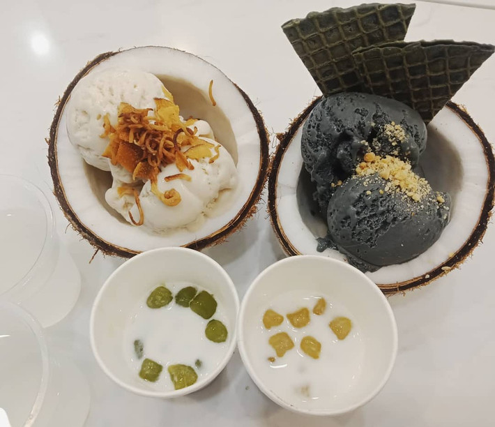 Kem dừa trân châu tinh than tre tạo sức hút với tín đồ ẩm thực bởi hương vị thanh béo ấn tượng.
