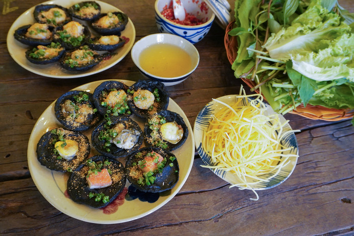 Người bán dùng tinh than tre trộn với bột để làm bánh. Nguyên liệu này không tạo mùi, chỉ giúp tạo màu và cung cấp khoáng chất canxi.