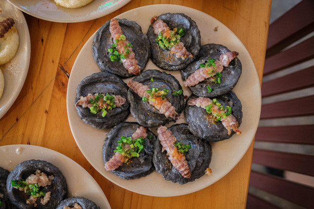 Bánh khọt than tre ở Vũng Tàu: Món bánh khọt than tre cực lạ, món ăn lạ mắt từng "gây bão" tại Vũng Tàu, được dân tình check-in ầm ầm.
