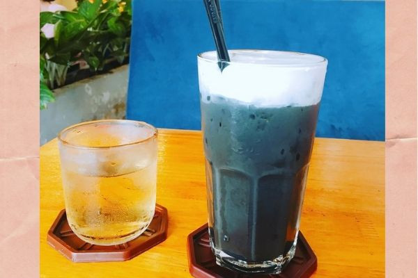 Với màu sắc lạ lẫm, kết hợp cùng vị béo nhẹ nhàng, mặn mặn và mùi thơm của phô mai truyền thống, trà sữa bóng đêm làm "say lòng" bao người. Bạn có thể gọi kèm thêm các topping hoặc mix với các loại mứt trái cây khác để thức uống hấp dẫn hơn.