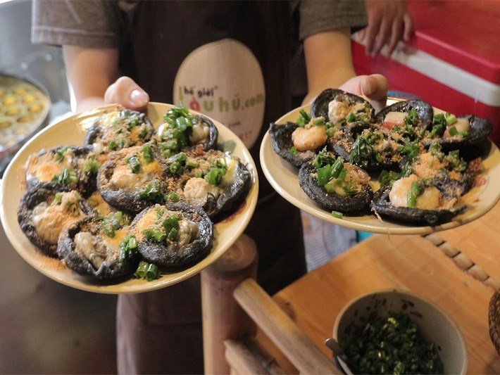 Bánh khọt than tre nổi bật với các loại nhân như thanh cua, trứng, hàu, tôm... được chiên cho đến khi giòn, xốp. Thực khách thưởng thức bánh kèm nước mắm, đu đủ bào sợi, rau sống. Ảnh: IT.