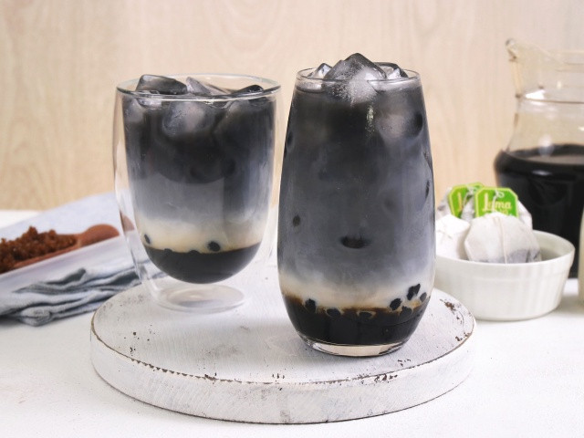 Trà sữa tinh than tre được giới trẻ ưu ái gọi bằng cái tên "trà sữa bóng đêm" bởi mang một màu đen kịt của những đêm đông lạnh lẽo. Thực chất, trà sữa này được chế biến từ nguyên liệu chính là tinh bột than tre chứa nhiều khoáng chất tốt cho sức khỏe.