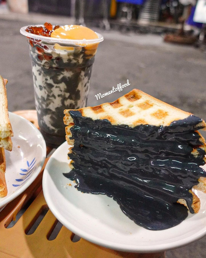 Sandwich than tre sốt trứng muối là món ăn vặt ngon lạ gây sốt giới trẻ Sài thành trong thời gian vừa qua.