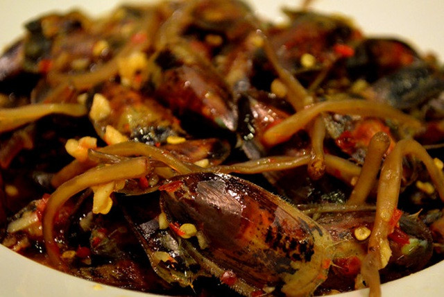 Khi bắt được cà xỉu, người ta đem muối tương tự như muối ba khía. Từ đó, các hàng quán mua cà xỉu muối về chế biến lại, tạo thành những món “độc” cho ẩm thực Hà Tiên.