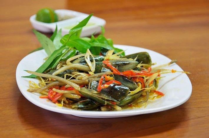 Xoài bào sợi trộn với giấm, đường, nước mắm rồi trộn cà xỉu vào cùng. Rắc đậu phộng rang, rau răm, hành phi lên trên hỗn hợp thế là đã hoàn thành một đĩa gỏi khai vị đặc sắc. Thịt cà xỉu giòn giòn và có độ ngọt tươi đặc trưng khiến người ta dai mãi vẫn ghiền. Ảnh: IT.