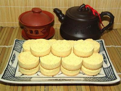 1. Bánh ngõa Lũng Ngoại: Một trong những đặc sản Vĩnh Phúc không thể không nhắc đến món Bánh ngõa. Đây là loại bán đặc sản nổi tiếng của làng Lũng Ngoại, xã Lũng Hòa, huyện Vĩnh Tường, Vĩnh Phúc. Loại bánh đặc biệt này được làm từ gạo nếp, đỗ xanh, mật mía hoặc đường. Hương vị bùi bùi, ngọt ngọt, càng nhai càng thấy béo ngậy của bánh ngõa chắc chắn sẽ làm du khách nhớ mãi không quên.