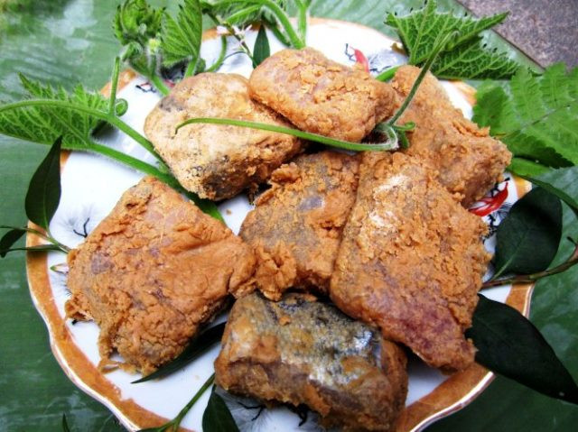 6. Cá thính Lập Thạch: Nguyên liệu làm nên món ăn này bao gồm cá tươi, ngô, đậu rang, muối, lá ổi. Loại cá làm ngon nhất là cá quả, cá mè, cá trôi. Ai đã từng một lần được thưởng thức món cá thính thơm ngon này chắc hẳn sẽ không quên được vị thơm ngậy, chua chua, đậm đà đọng lại nơi đầu lưỡi.