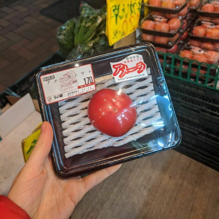 Nếu muốn mua 2 quả cà chua thì bạn phải mang về nhà 2 khay nhựa thế này?