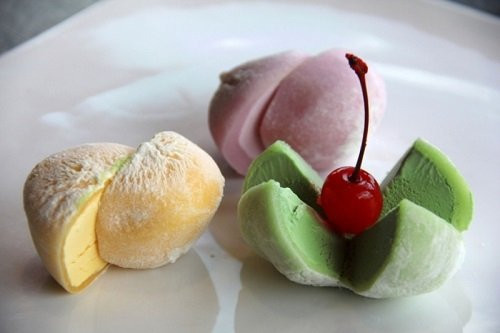 Kem Mochi, Nhật Bản: Người Nhật đã kết hợp món bánh được ưa chuộng tại đây với món kem yêu thích của người Mỹ tạo ra một món tráng miệng tuyệt hảo. Nhân bánh mochi truyền thống được thay thế bằng các loại kem khác nhau, bao ngoài là lớp vỏ gạo mềm phủ một lớp bột mịn màng.