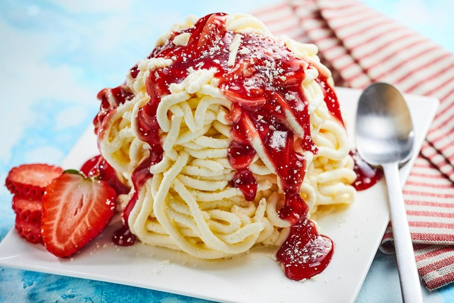 Kem Spaghetti-es, Đức: Món này có hình dạng giống mì Ý nhưng thực ra lại là kem. Để tạo ra hình dạng độc đáo của món Spaghetti-eis, người làm đã cho kem vị va-ni qua máy tạo sợi khoai tây, sau đó rưới sốt dâu tây và chocolate trắng nghiền nhỏ lên trên. Món kem ngon nhất nhì thế giới này đã nổi tiếng ở Đức từ những năm 1960.