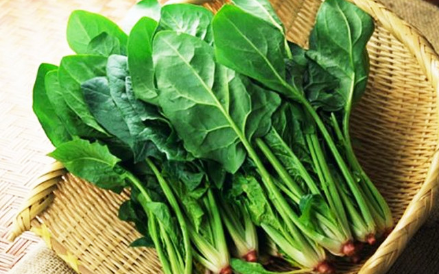 Rau bina (cải bó xôi) chứa nhiều chất dinh dưỡng tốt cho tim mạch. Nó chứa ít calo, nhiều chất xơ, kali, folate và magiê. Tất cả những đặc tính này giúp duy trì và giảm mức huyết áp.