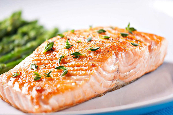 Cá béo: Cá béo rất giàu axit béo omega 3 tốt cho sức khỏe tim mạch. Những chất béo này giúp giảm huyết áp bằng cách giảm viêm và oxylipin - hợp chất gây co thắt mạch máu. Các nghiên cứu đã chỉ ra mối liên hệ giữa việc hấp thụ nhiều axit béo omega 3 với hạ huyết áp.