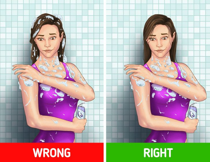 Lưu ý: Bạn nên tắm sạch cơ thể trước khi gội đầu. Sử dụng dầu xả cho tóc có thể dẫn đến kích ứng da và xuất hiện mụn trên cơ thể. Để tránh điều này và loại bỏ hết dầu xả và dầu gội còn sót lại trên da, chuyên gia khuyên bạn nên gội đầu, xả sạch, thoa dầu xả, tắm sạch cơ thể, sau đó xả sạch dầu xả và sữa tắm cùng một lúc. Ảnh: BS.