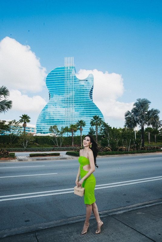 Vì thời tiết tại Florida, Mỹ hiện khá giống Việt Nam nên Khánh Vân đã lựa chọn những kiểu váy áo quyến rũ màu sắc nổi bật, phù hợp với không khí mùa hè.