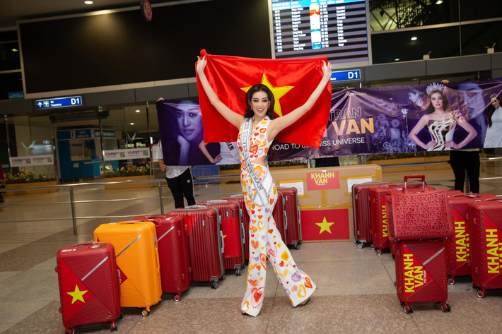 Khánh Vân và ê-kíp mất hơn một năm chuẩn bị hàng trăm trang phục, phụ kiện của các nhà thiết kế, thương hiệu Việt để cô thi Miss Universe.