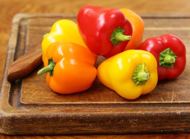 7. Quả ớt chuông: Nhờ hợp chất tăng cường trao đổi chất, dihydrocapsiate và hàm lượng vitamin C cao, ớt chuông xanh và đỏ có thể giúp bạn giảm cân. Hàm lượng vitamin C của thực phẩm này giúp chống lại các hormone gây căng thẳng kích thích sự tích trữ chất béo quanh vùng bụng.