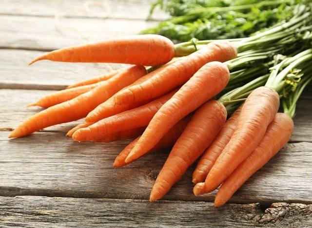 9. Cà rốt: Cà rốt là một nguồn tuyệt vời của vitamin A, vitamin C, vitamin K, kali và chất xơ. Beta-carotene trong cà rốt cũng giúp giảm nguy cơ phát triển một số loại ung thư như ung thư vú, ung thư phổi.